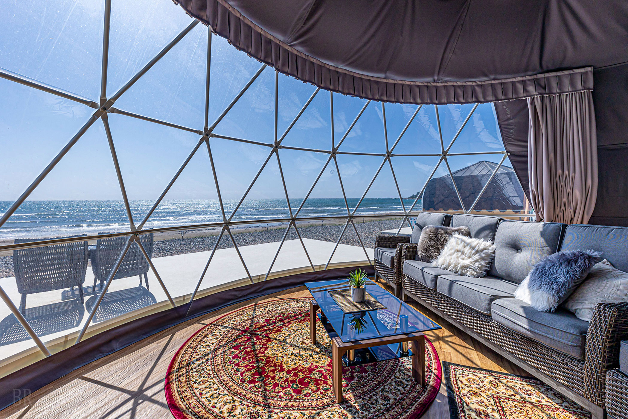 ドームテント内